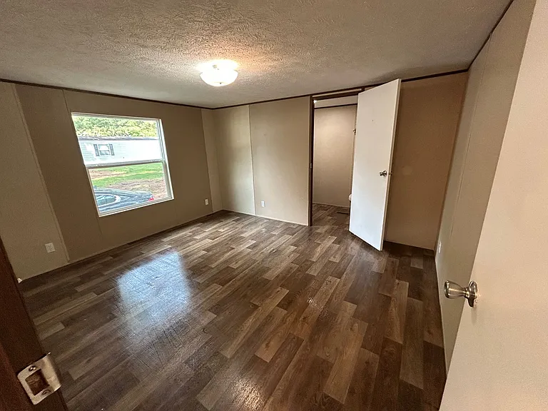 1048 Victoria St — Photo 5