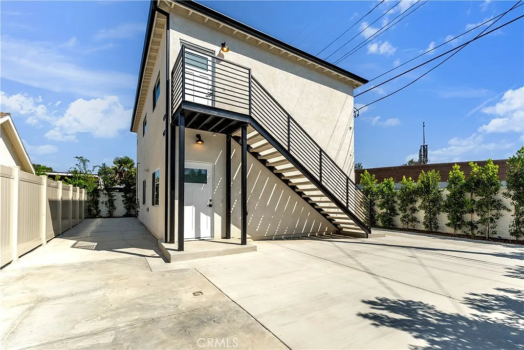 2 bed, 855 sqft, $3,150 — Photo 1