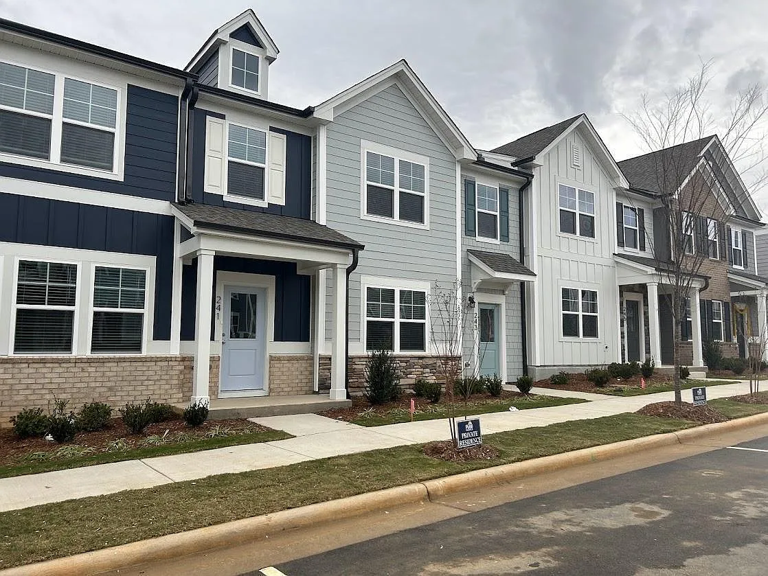 3 bed, 2.5 bath, 1735 sqft, $1,895 — Photo 3