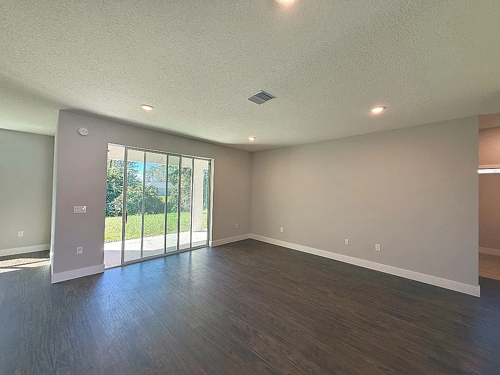 4 bed, 1873 sqft, $2,300 — Photo 3