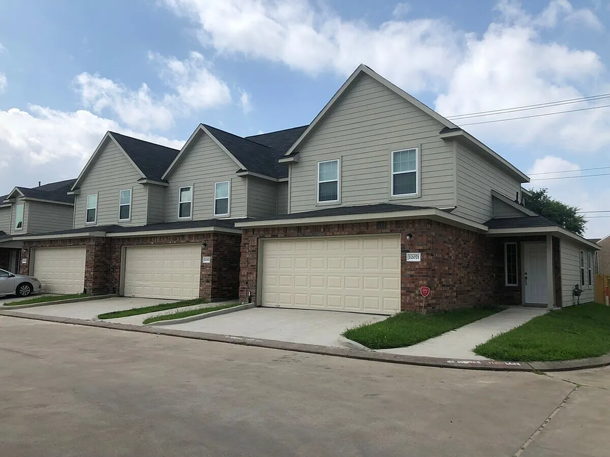 Palm Trace Homes — Photo 2