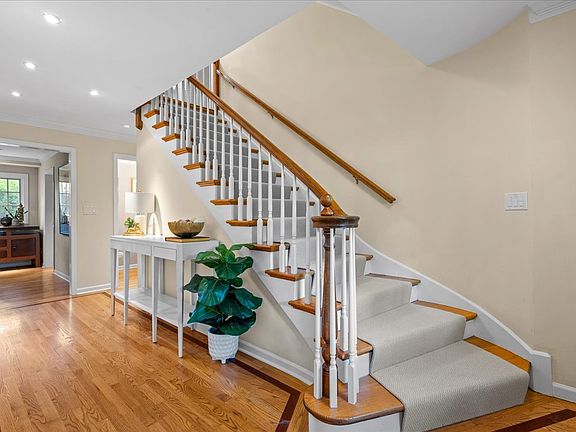 3rd image of 520 Greenwood Ave