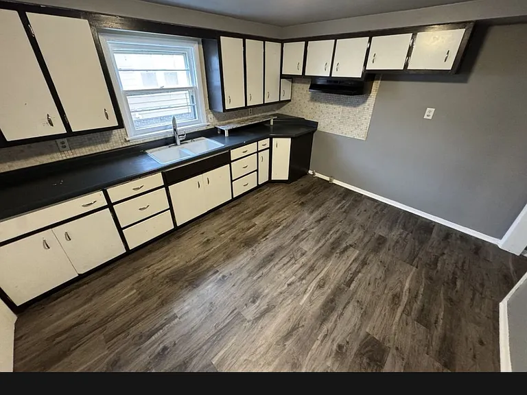 1610 Division Ave — Photo 4