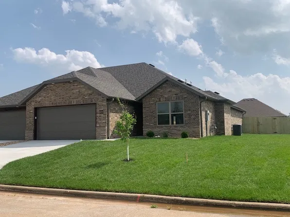834 E Crystal Ave, Nixa, MO 65714