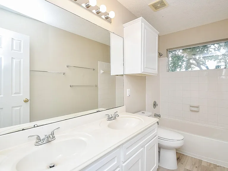 215 Windrift Ct — Photo 24