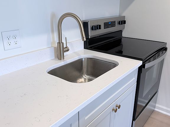 3rd image of 711 Fairfield Ave #104