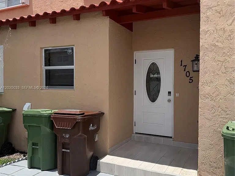 1705 W 57th St #506 — Photo 2