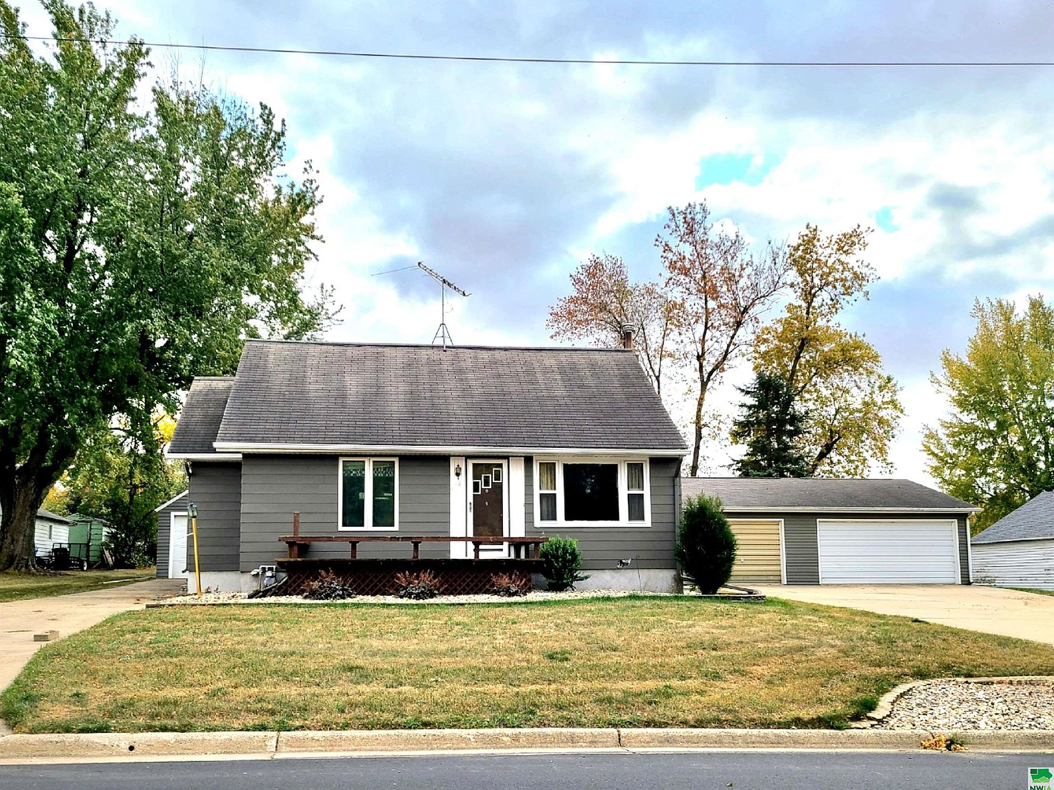 616 Center St, Hull, IA 51239 Zillow