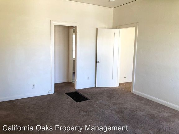 5th image of 915 Poinsettia Pl APT C