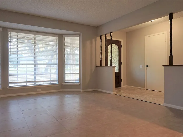 313 Sagecrest Dr — Photo 5