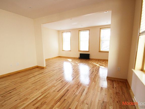 4th image of 2261 Crescent St