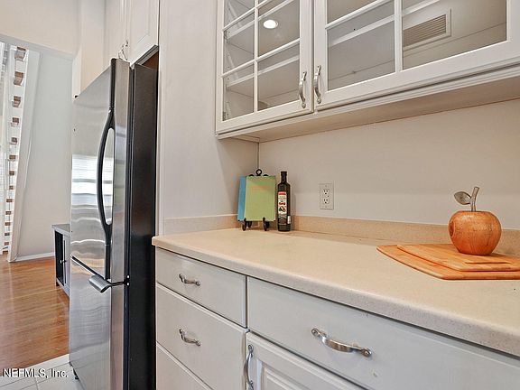 2nd image of 810 Cedar St #810