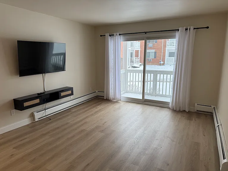 2425 Torquay Ave #101 — Photo 2