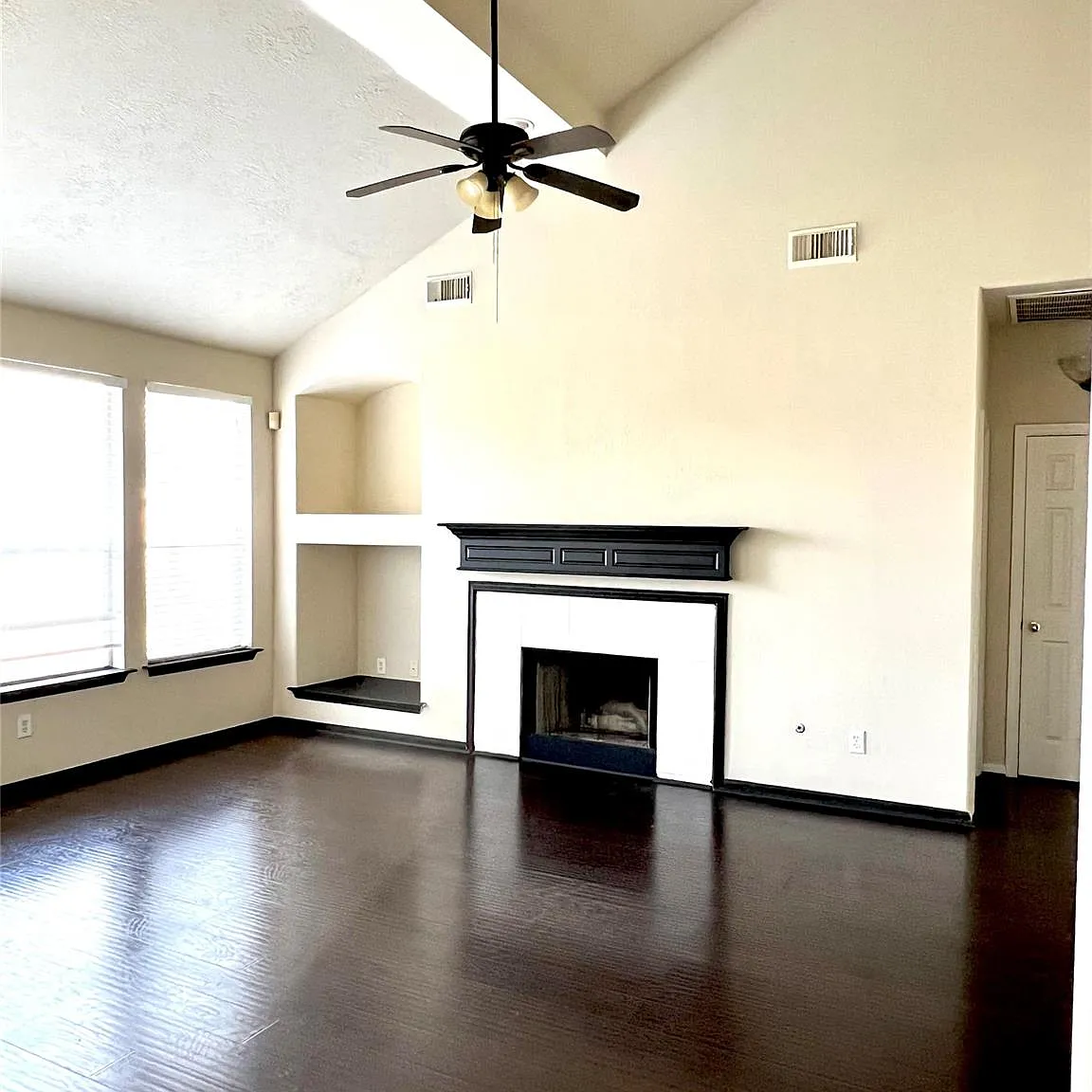 3 bed, 2.5 bath, 2265 sqft, $2,200 — Photo 4