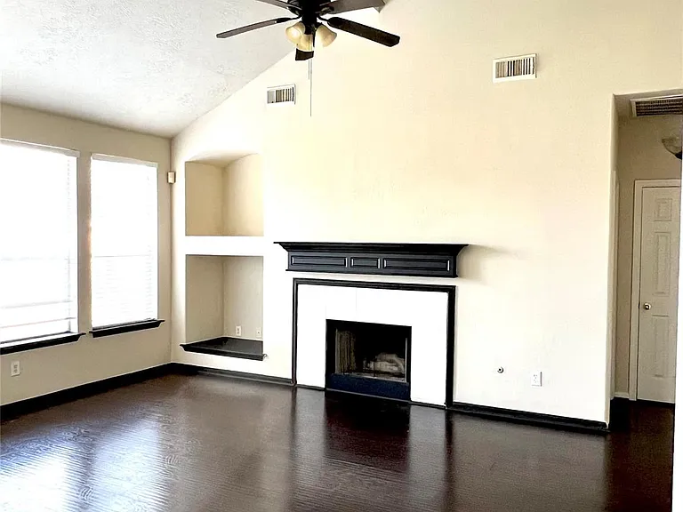 4911 Knights Branch Dr — Photo 4