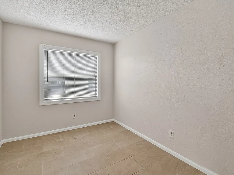 1618 W 26th Ct — Photo 14