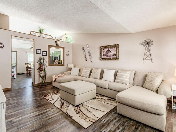 4th image of 2281 Breeze Hill Dr
