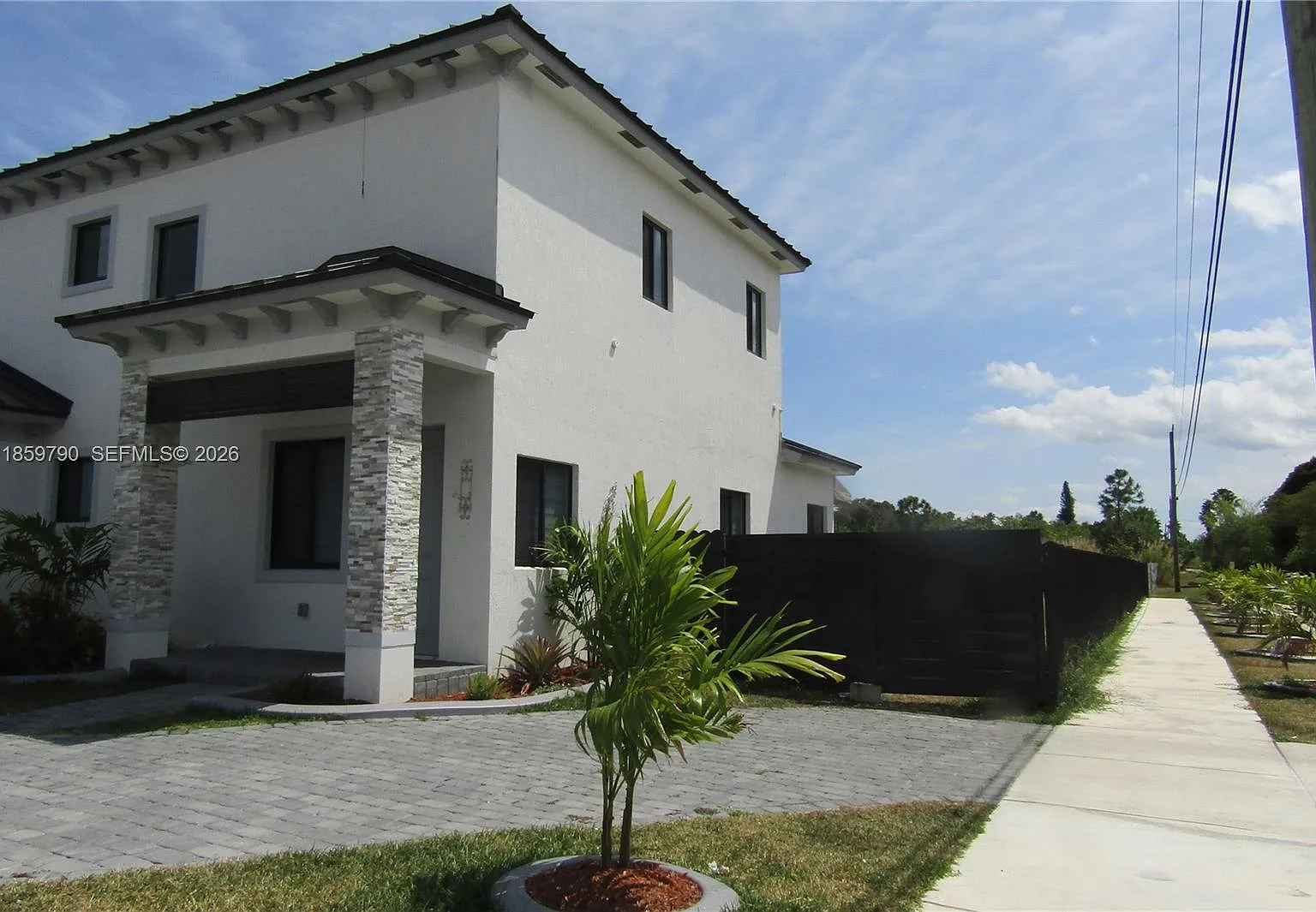 4 bed, 2586 sqft, $4,400 — Photo 2