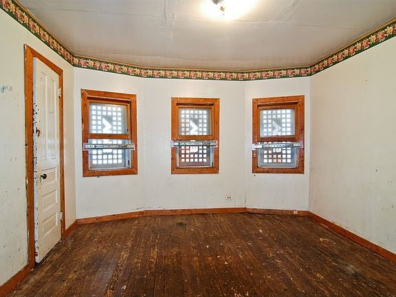 5th image of 916 N Lockwood Ave