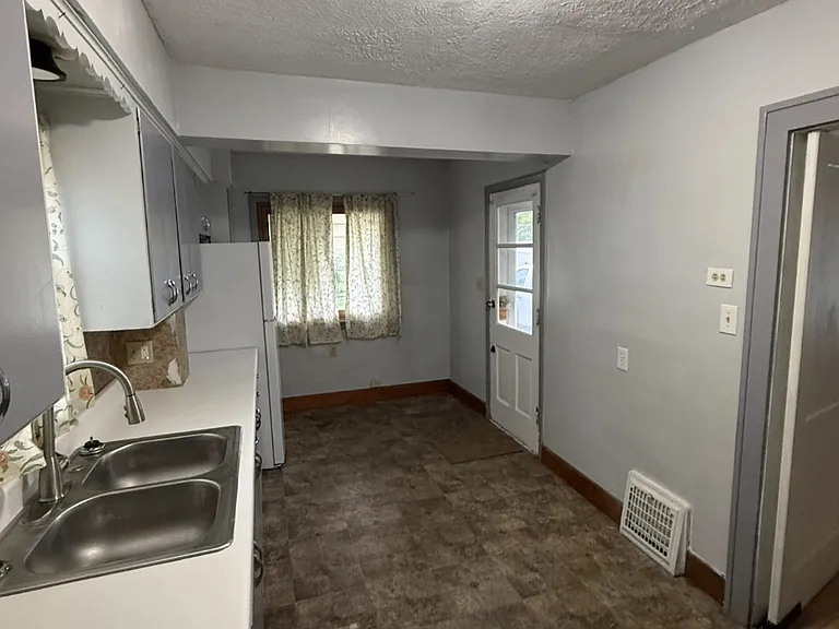 1149 Brown St — Photo 4