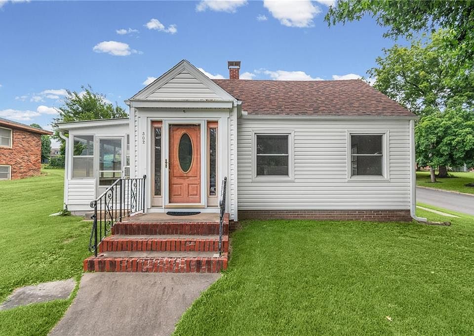 1st image of 302 W 1st St