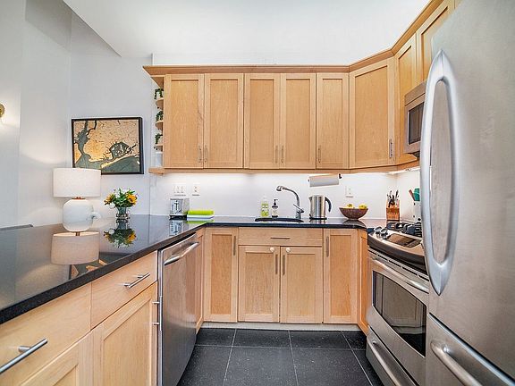 5th image of 171 Greene Ave #3