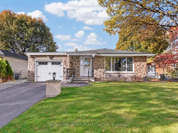886 Trojan Ave, Ottawa, ON K1K 2R2