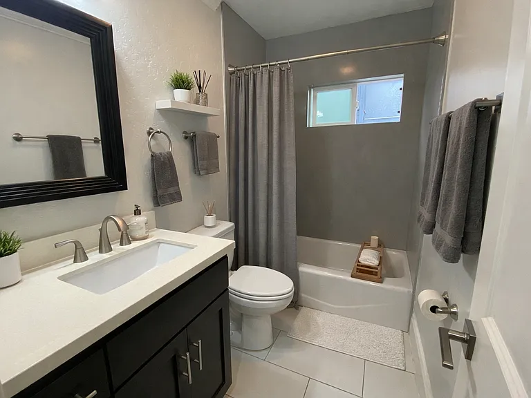 AC! In Unit Washer & Dryer! Reserved Onsite Parking! Downstairs Home! — Photo 5