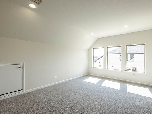 3rd image of 523 Menlo Cir