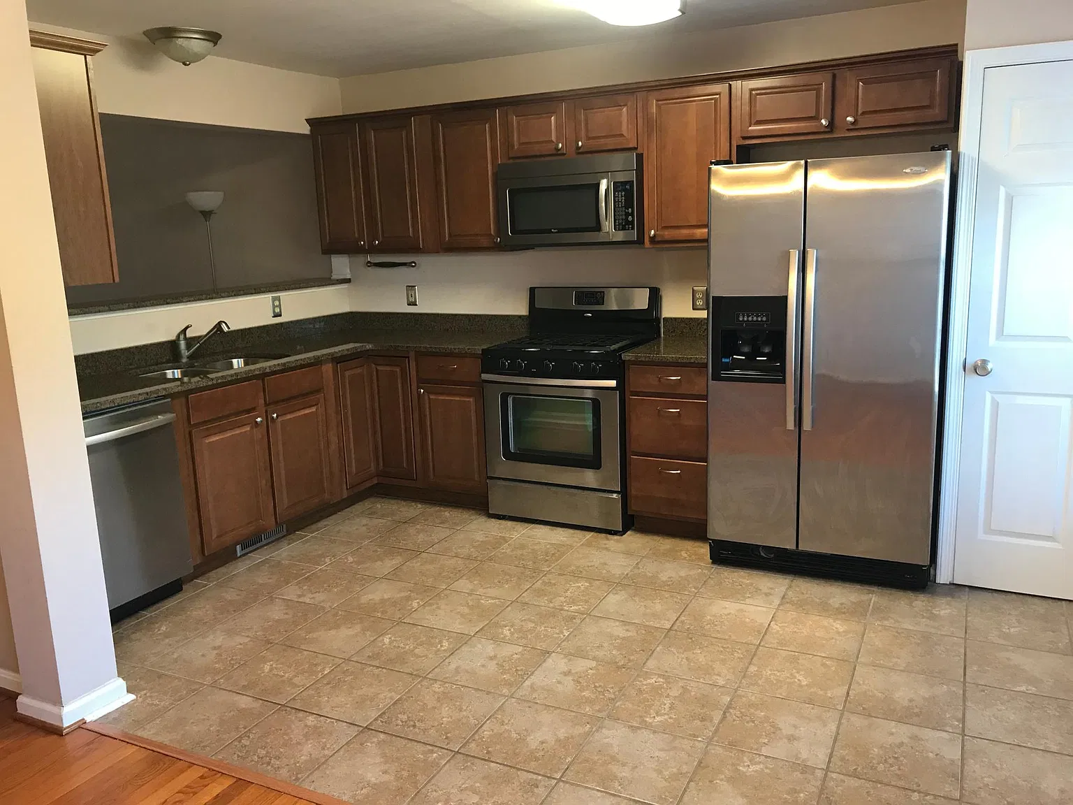 3 bed, 2.5 bath, 1880 sqft, $2,500 — Photo 3