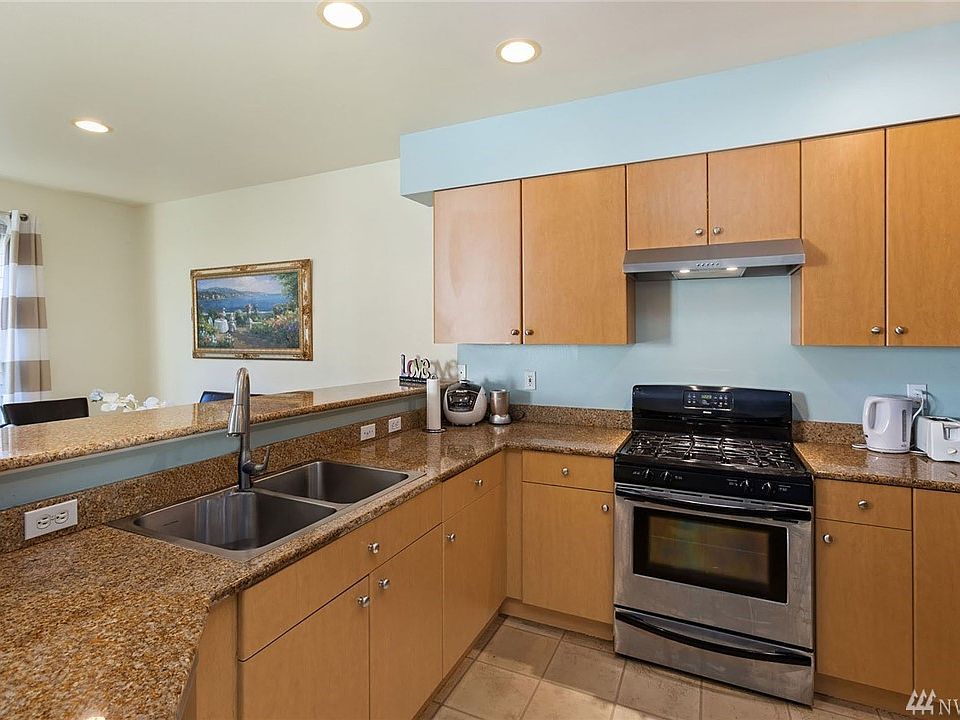 Gourmet chef's kitchen with granite counter tops, backsplash, bar top, stainless steel appliances and a walk in pantry.