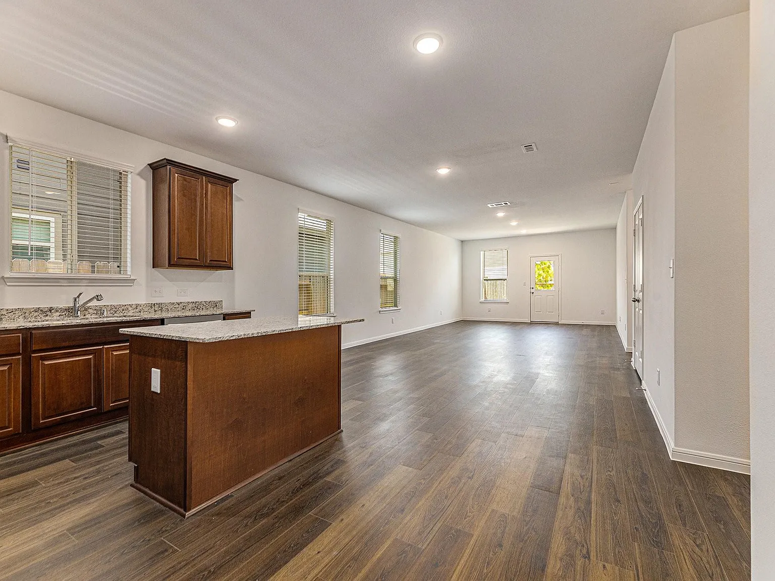 4 bed, 2.0 bath, 1682 sqft, $1,875 — Photo 2