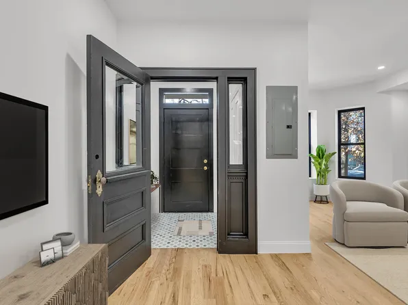 257 East 28th Street image 3 of 19