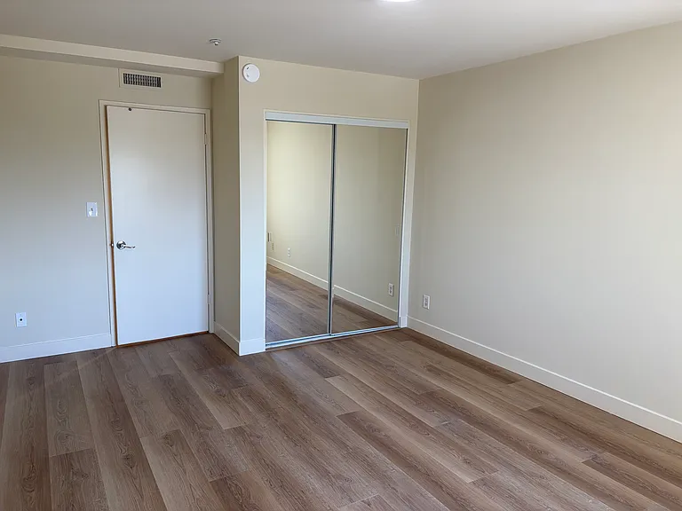 331 W Stocker St #10 — Photo 8