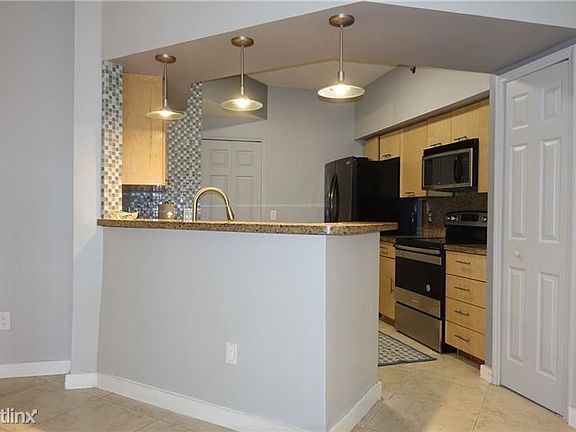 5th image of 3255 NE 184th St APT 12110