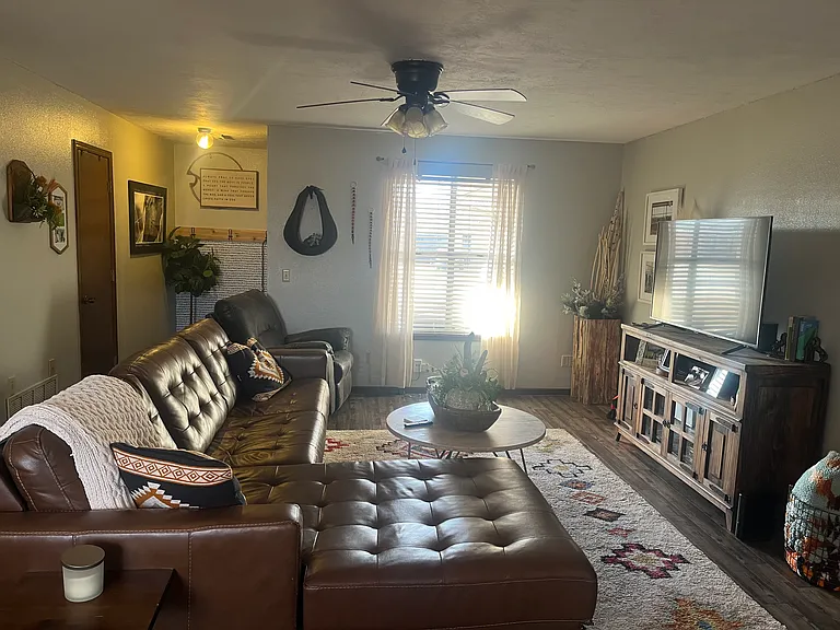 912 E Krayler Ave — Photo 2