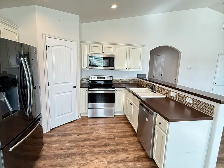 1009 S Date St — Photo 2
