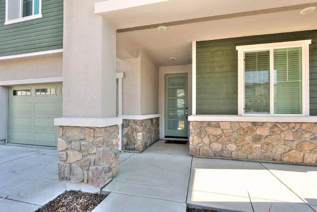 4 bed, 2213 sqft, $3,375 — Photo 2