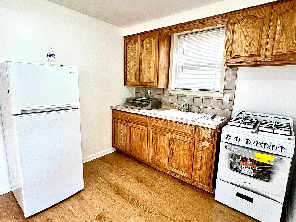 1st image of 290 Rose Ave #2