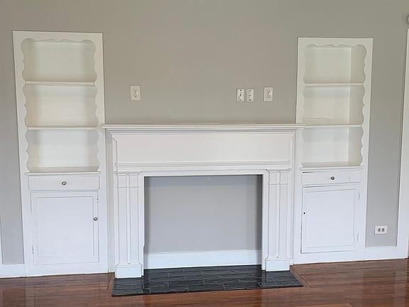 Living Room / Bookshelf