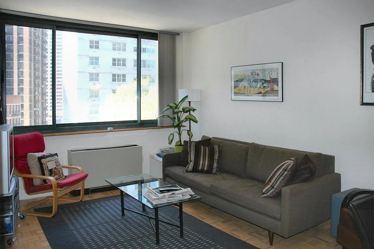 2000 Broadway APT 5J photo 1