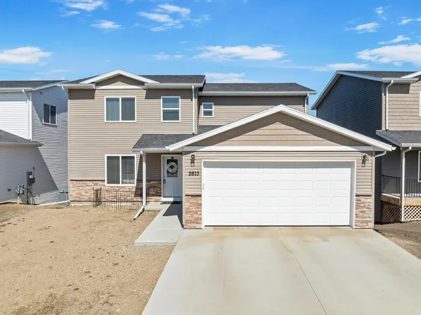 2613 Granite Dr NW, Minot, ND 58703