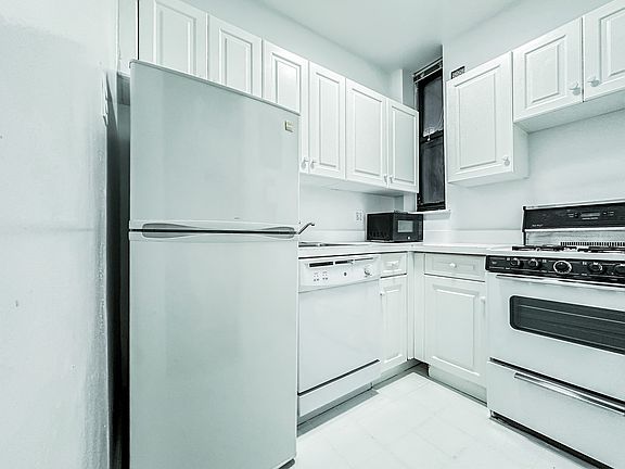 3rd image of 119 E 89th St APT 4C