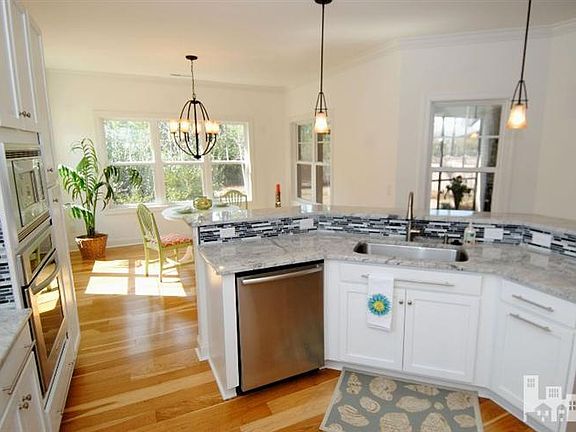 4th image of 1060 Evangeline Dr