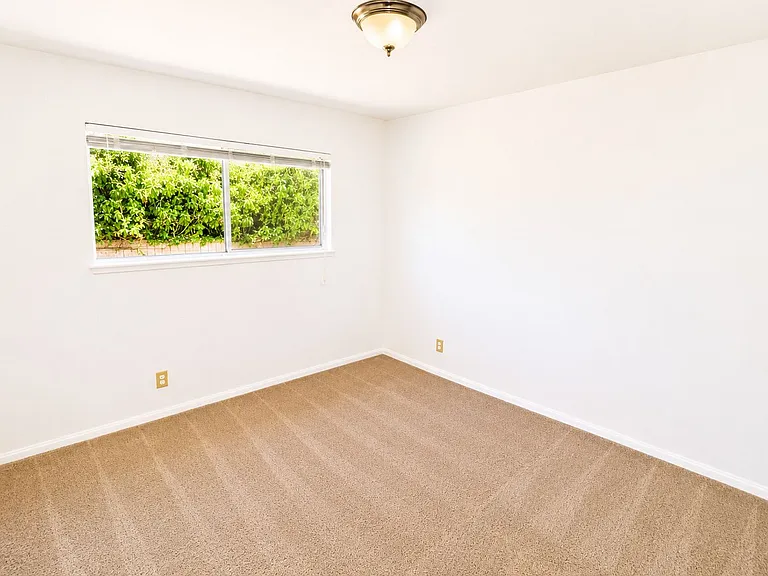 1087 N Greengrove St — Photo 12