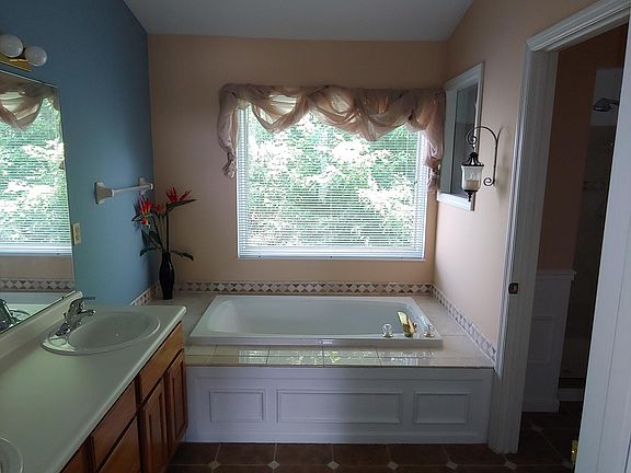 3rd image of 4916 Sarah Dr