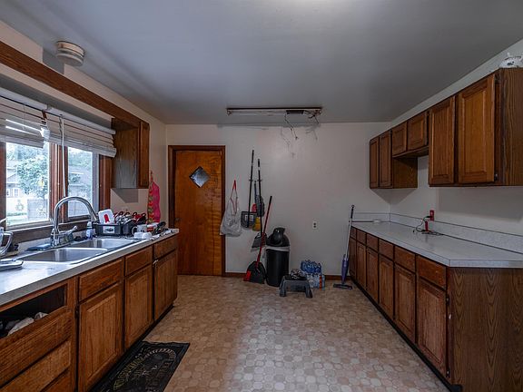 4th image of 820 E Main St