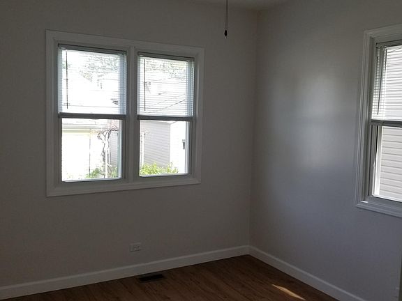 5th image of 4031 N Marmora Ave #1F