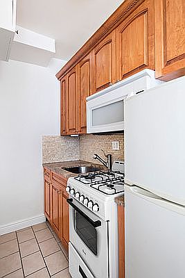 3rd image of 927 Madison Ave APT 3R