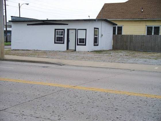 1st image of 709 W Hensley Blvd
